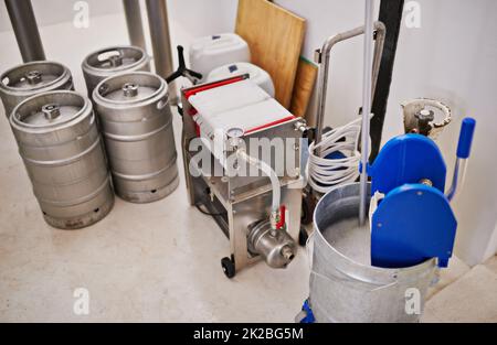 La linea di produzione della birra. Attrezzatura della birreria sul pavimento. Foto Stock