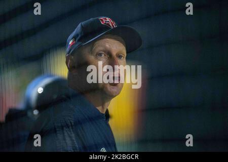 Regensburg, Baviera, Germania. 21st Set, 2022. Il manager ceco PAVEL CHADIM guarda il gioco nella qualificazione World Baseball Classic contro la Spagna nella Armin Wolf Baseball Arena di Ratisbona, Germania. (Credit Image: © Kai Dambach/ZUMA Press Wire) Foto Stock