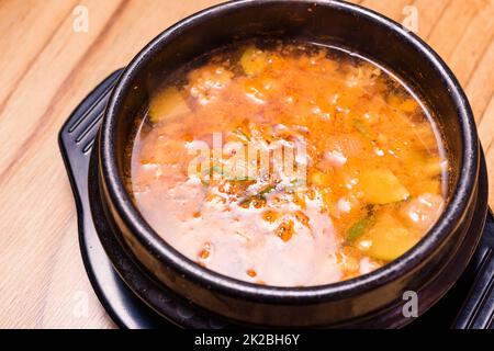 Tradizionale zuppa kimchi jigae coreana in ciotola nel ristorante Foto Stock