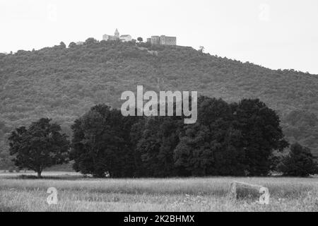 Centro storico di Grobnik in bianco e nero (Frankopanski kastel Grad Grobnik) Foto Stock