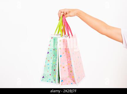 donne mano che tiene colorato borsa shopping multicolore molti pacchetti Foto Stock