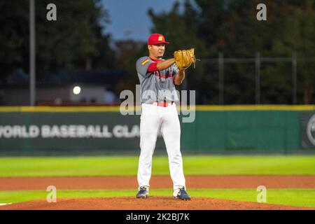 Regensburg, Baviera, Germania. 21st Set, 2022. Il lanciatore spagnolo RONALD MEDRANO si prepara a lanciare un campo nel qualificatore World Baseball Classic nella Armin Wolf Baseball Arena di Ratisbona, Germania. (Credit Image: © Kai Dambach/ZUMA Press Wire) Foto Stock