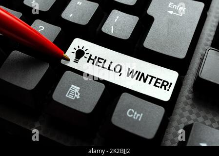 Visualizzazione concettuale Hello Winter. Parola scritta sul saluto alla fine dell'autunno la stagione più fredda intorno a dicembre Editoria di documenti scritti a macchina Online, digitando contratto a lungo termine Foto Stock