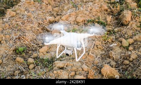 Il drone, passando al di sopra del terreno Foto Stock