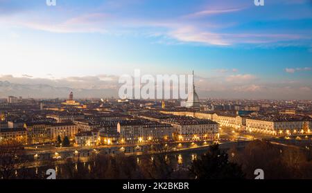 Torino, Italia. Panorama dal Monte dei Cappuccini al tramonto con le montagne delle Alpi e la Mole Antonelliana Foto Stock