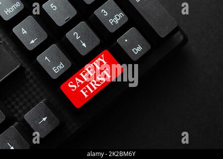 Cartello con prima la scritta sicurezza. Concetto che significa meglio evitare qualsiasi rischio inutile e agire in modo da rimanere sicuro digitando l'accordo di impiego campione, trascrivendo Online Talk Show Audio Foto Stock