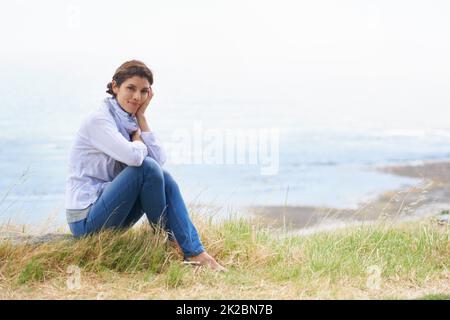 La vista non è mozzafiato. Ritratto di una donna matura prendendo una pausa dalla sua passeggiata per prendere nel paesaggio. Foto Stock