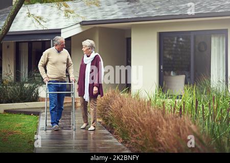 Il vero amore è senza tempo. Scatto di una coppia anziana amorevole che prende una passeggiata fuori. Foto Stock