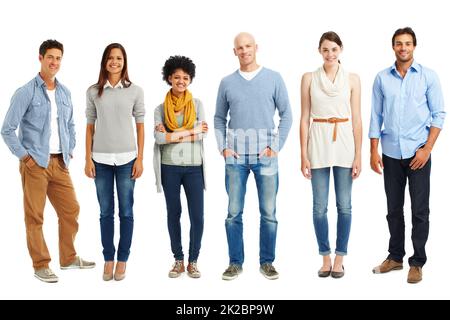 Linea elegante e casual. Gruppo di giovani adulti vestito casualmente in piedi su uno sfondo bianco. Foto Stock