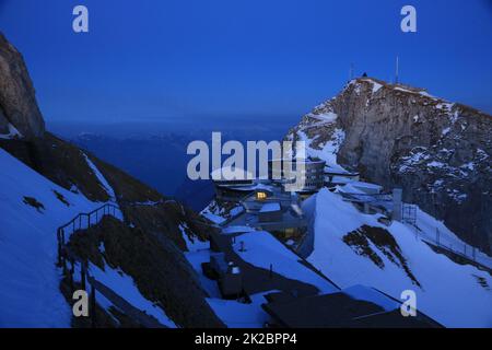 Oberhaupt, vetta del Monte Pilatus nell'ora blu. Scena del tramonto nelle Alpi svizzere. Foto Stock
