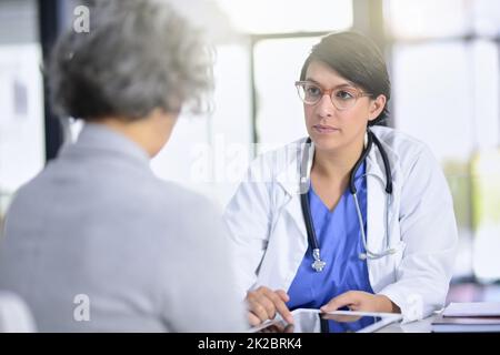 Im paura cose arent guardare troppo bene.... Scatto ritagliato di un medico che mostra un paziente su un tablet digitale. Foto Stock