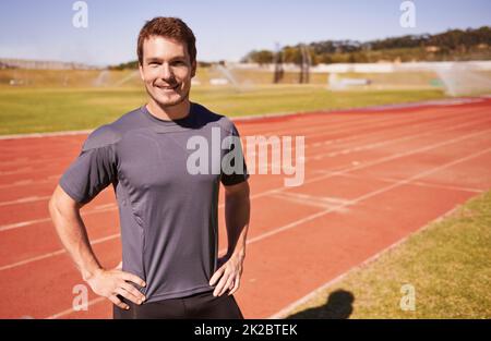 HES pronto a correre. Scatto di un bel giovane corridore in pista. Foto Stock