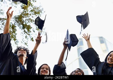 L'abbiamo fatto. Un gruppo di studenti universitari sorridenti che festeggiano la loro laurea. Foto Stock