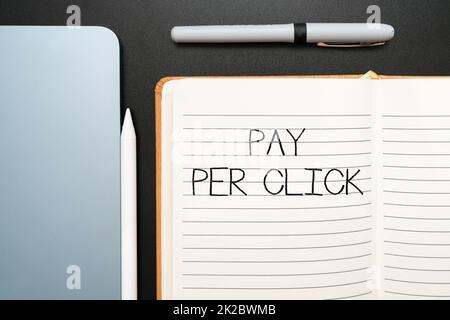 Visualizzazione concettuale Pay per Click. Approccio aziendale modello di pubblicità su Internet motore di ricerca strategia di marketing Office forniture su scrivania con tastiera e bicchieri e tazza di caffè per il lavoro Foto Stock