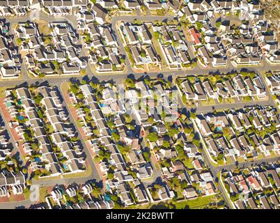 Antenna di suburbia. Scatto aereo di sviluppo suburbano. Foto Stock