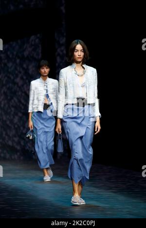 Milano, Italia. 22nd Set, 2022. I modelli presentano le creazioni della collezione Emporio Armani Primavera/Estate 2023 durante la Fashion Week di Milano, 22 settembre 2022. Credit: Str/Xinhua/Alamy Live News Foto Stock