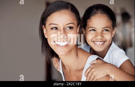 Nulla di vita senza l'amore della famiglia. Shot di una madre e sua figlia piccola che si legano insieme a casa. Foto Stock