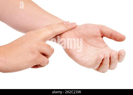 Il modo corretto di controllare un impulso. Mani maschili che assumono una frequenza del polso su uno sfondo bianco. Foto Stock