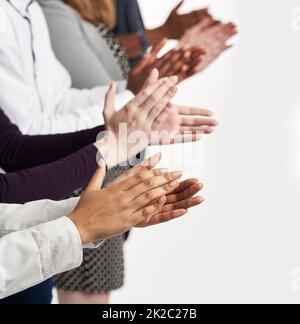 Bravo. Colpo di un gruppo di persone che si stringono le mani insieme. Foto Stock