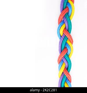 Arcobaleno corde. Studio tiro corde annodato insieme isolato su bianco. Foto Stock