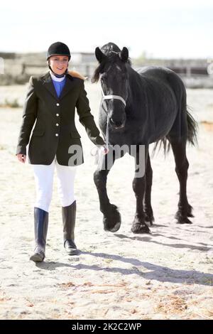 HES più di un semplice animale per me. Scatto di una bella giovane donna in piedi accanto al suo cavallo. Foto Stock