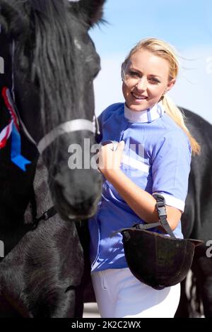 HES più di un semplice animale per me. Scatto di una bella giovane donna in piedi accanto al suo cavallo. Foto Stock