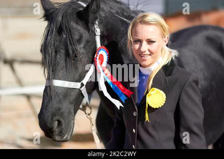 HES più di un semplice animale per me. Scatto di una bella giovane donna in piedi accanto al suo cavallo. Foto Stock