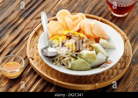 Kupat Tahu Singapore, Tasikmalaya, Giava Occidentale. Riso compresso con tofu a fette, germoglio di fagioli e cracker. Servito con salsa di arachidi e Kecap Manis Swe Foto Stock