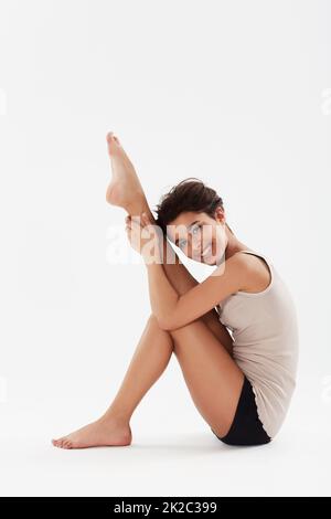 Ballare è la sua passione e si sforza di essere la migliore. Una ballerina adolescente carina in posa in studio con un grande sorriso sul suo volto. Foto Stock