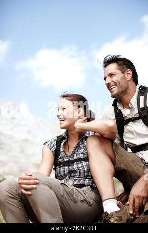 WOW, che bella vista. Due escursionisti ridono e sorridono mentre si gode di una vista sulla cima della montagna. Foto Stock