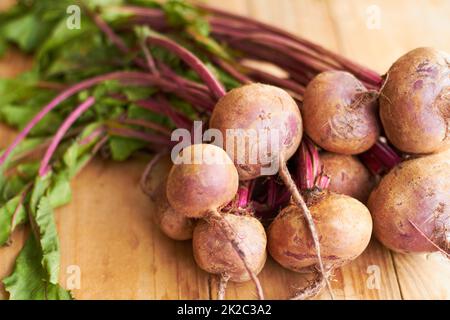 Buona mangia. Primo piano sparato un mazzo di ravanelli su un tagliere. Foto Stock