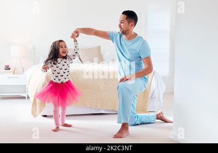 Non smetterla mai di creare ricordi insieme. Scatto di un uomo che danzava con sua figlia a casa. Foto Stock