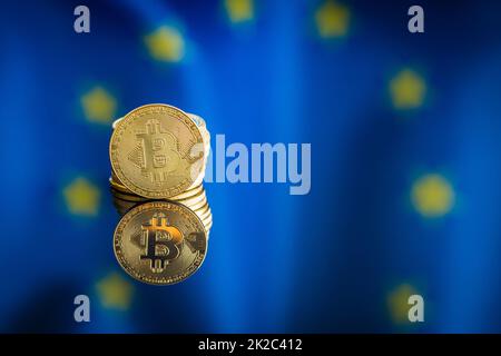 Bitcoin davanti alla bandiera dell'Unione europea. Criptovaluta digitale. Foto Stock