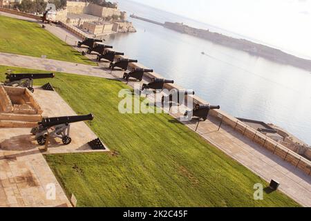 Bella vista da Upper Barrakka Gardens di batteria a salve e Grand Harbour di La Valletta, Malta Foto Stock