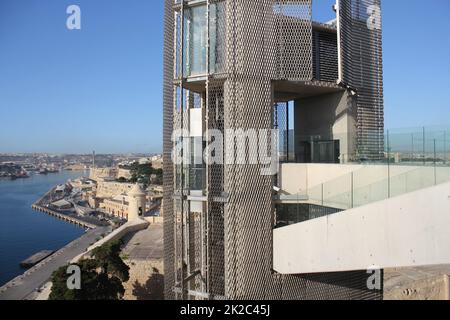 Sollevamento superiore della Barrakka , dal Grand Harbour di Upper Barrakka Gardens a La Valletta, Malta Foto Stock