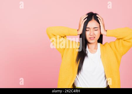 donna triste stanco sforzo faccia che tiene la testa da mani Foto Stock