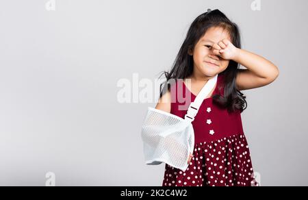 Piccola ragazza cute capretto 3-4 anni osso della mano rotto da incidente con stecca del braccio in studio sparato isolato Foto Stock