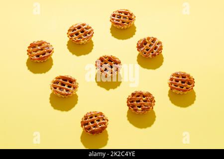 Punta Pineapple Pie o Nastar Keranjang, popolare come ananas Tart. Croci di torta con confettura di ananas all'interno e sormontato con torta di lattice. Popolare per Foto Stock