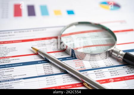 Lente d'ingrandimento su carta per fogli di calcolo grafici grafici. Sviluppo finanziario, conto bancario, Statistiche, Investment Analytic Research data economy, Stock Exchange trading, Business Concept. Foto Stock