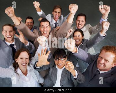 Un altro accordo è stato sigillato. Vista dall'alto di un gruppo di giovani dirigenti aziendali che festeggiano insieme. Foto Stock