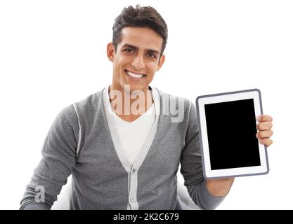 Tecnologia straordinaria. Ritratto di un bel giovane sorridente e che tiene un ipad su uno sfondo bianco. Foto Stock