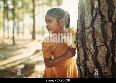 Se oggi andiamo nei boschi Scatto di una bambina che gioca nei boschi con il suo orsacchiotto. Foto Stock