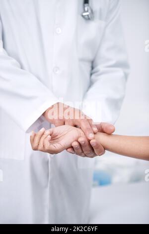 HES ha ottenuto il suo dito sul polso di buona salute. Scatto ritagliato di un medico che controlla il polso dei suoi pazienti. Foto Stock