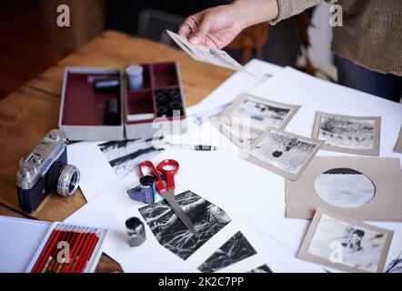 Lavorando sodo sulla sua visione creativa. Un giovane designer che crea un concept board a casa. Foto Stock