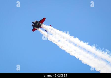 VIRGINIA BEACH, Virginia (settembre 17, 2022) Matt Younkin, un pilota di aerei aerobici, vola un Twin Beech 18 durante il 2022° Naval Air Station (NAS) Oceana Air Show. Il tema del NAS Oceana Air Show è stato "Back to the Beach", in quanto sono passati due anni dall'ultima esibizione. (STATI UNITI Foto Navy di Mass Communication Specialist Seaman Apprentice Lucas Hastings) Foto Stock