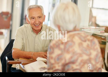 Non si perdono mai la data del caffè. Shot di una coppia sorridente che si riunisce in un caffè. Foto Stock