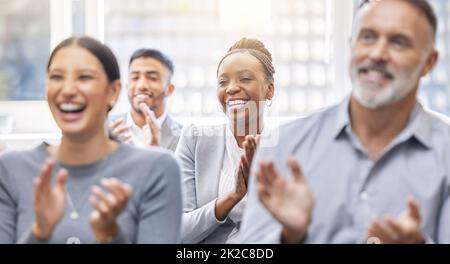 OH, WOW, è stato fantastico. Scatto ritagliato di un gruppo di uomini d'affari che applaudono mentre si siede in ufficio durante una conferenza. Foto Stock