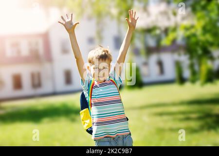 Ragazzo che va a studiare nella scuola primaria alla prima volta Foto Stock