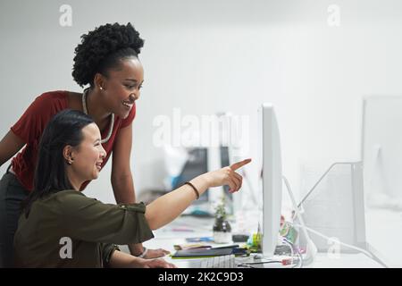 Potete credere che abbia pubblicato quella foto. Scatto corto di una donna d'affari creativa che mostra al suo collega qualcosa sul suo computer. Foto Stock