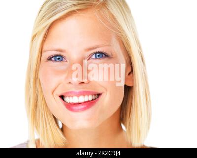 Un sorriso affascinante. Bellissima giovane donna bionda sorridente felicemente su sfondo bianco. Foto Stock